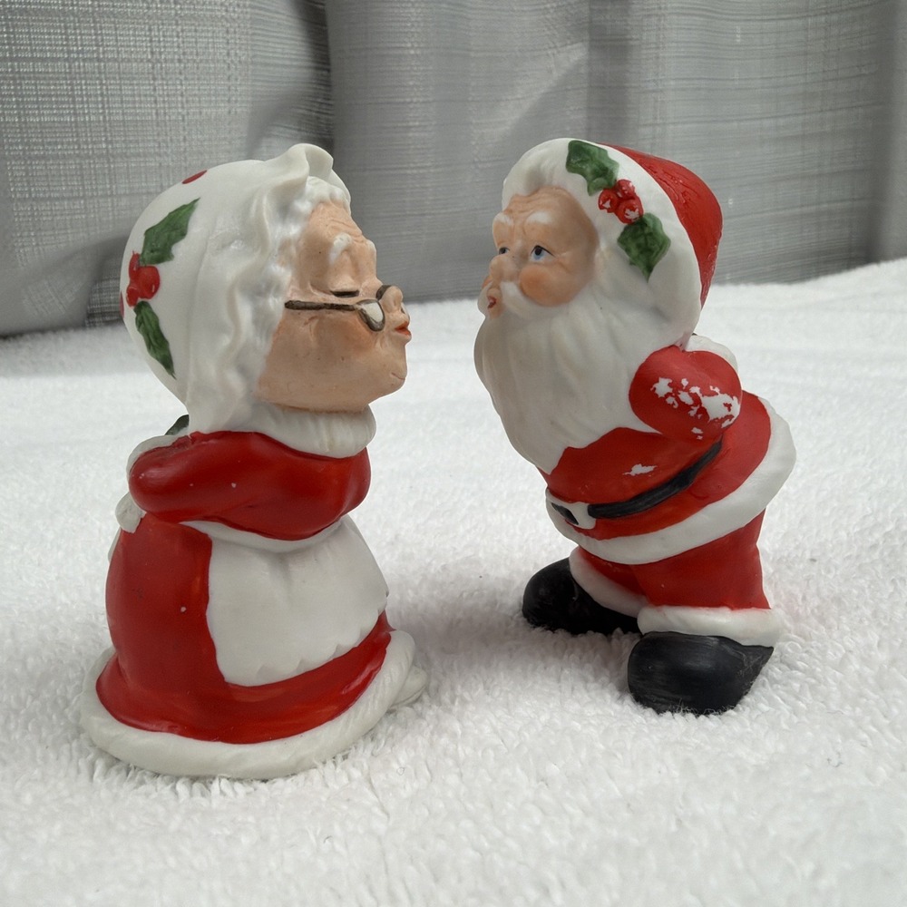 Lefton China Kissing Santa & Mrs Claus Figurines Taiwan #05014 Christmas Holly